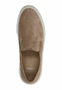 Beige suède instapper met een ronde neus en een witte rubberen buitenzool. De schoen heeft elastische zijkanten voor gemakkelijk aan- en uittrekken.