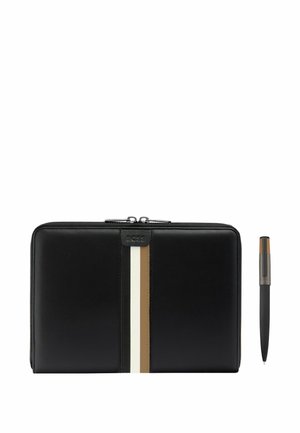 Czarny skórzany organizer na zamek z centralnymi białymi i beżowymi paskami, w towarzystwie czarnego długopisu z pasującą beżową i srebrną skuwką.