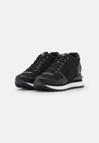 Scarpe sportive nere con tomaia in materiale misto che presenta dettagli in mesh e strutturati. Suola in gomma con accenti bianchi e neri, design della punta arrotondata.
