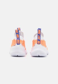 Nike Performance FLEX RUNNER 3 - Chaussures de running sur route - white/astronomy blue/total orange/team orange