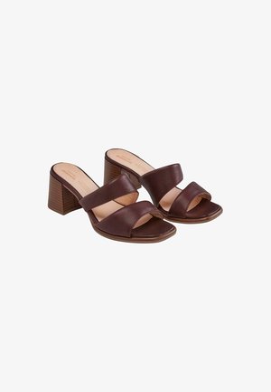 Braune Leder-Blockabsatzsandalen mit zwei breiten Riemen und offenen Zehen. Strukturierte Sohle mit glatter Oberfläche und leicht quadratischer Zehenform.