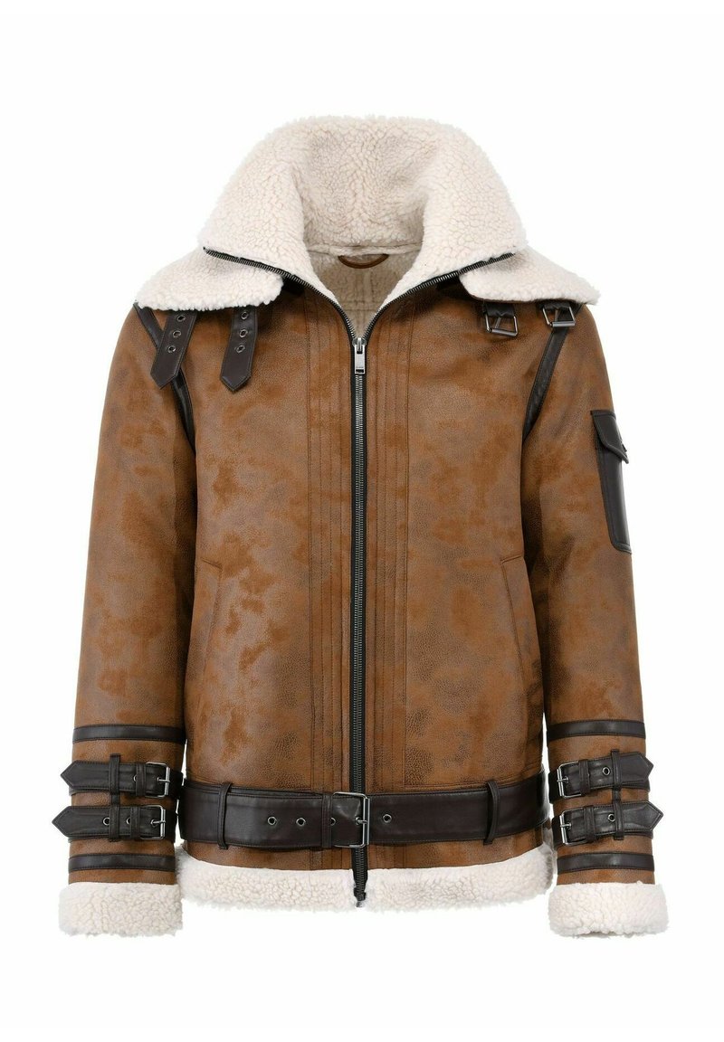 Giacca di pelle marrone con colletto in shearling bianco, cinture nere, cerniere e vita con cintura. Presenta tasche laterali e tessuto texturizzato.