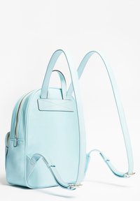 Jasnoniebieski plecak z syntetycznej skóry z regulowanymi paskami, małą górną rączką oraz główną komorą zamykaną na zamek. Gładka tekstura i minimalistyczny design.