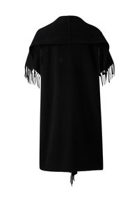Sort poncho lavet af blødt stof, med en bred krave, korte ærmer og frynser langs kanten for ekstra tekstur.