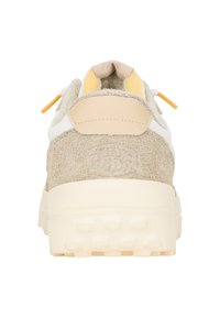 Beiger Wildleder-Sneaker mit strukturierten Akzenten, geliner Innenauskleidung und einer cremefarbenen Gummisohle mit gemustertem Profil.