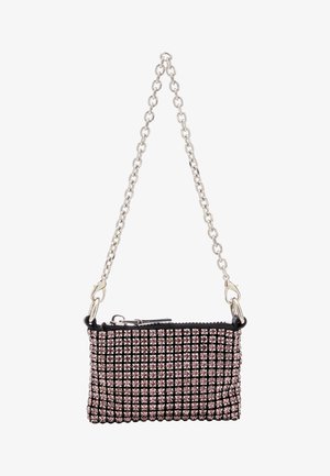 Zwarte stoffen handtas met roze rhinestone versieringen, zilveren schouderband, ritssluiting, rechthoekige vorm en een gladde textuur.