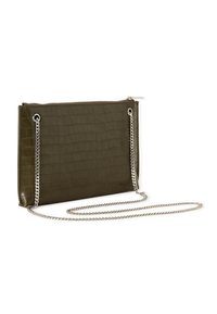 Clutch bag in ecopelle verde oliva con texture coccodrillo, chiusura con zip e tracolla in catena argentata. Forma rettangolare, finitura liscia.