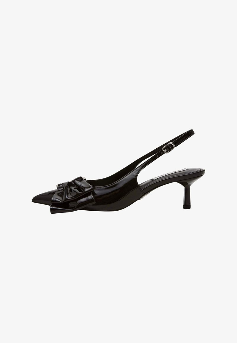 Zapato de tacón slingback de charol negro con punta afilada, que presenta un gran lazo brillante en la parte frontal y un tacón moderado.