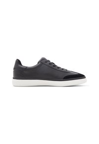 Zapatillas negras con parte superior de cuero, acentos de ante, suela de goma blanca, diseño de cordones y puntera redondeada para un estilo casual.