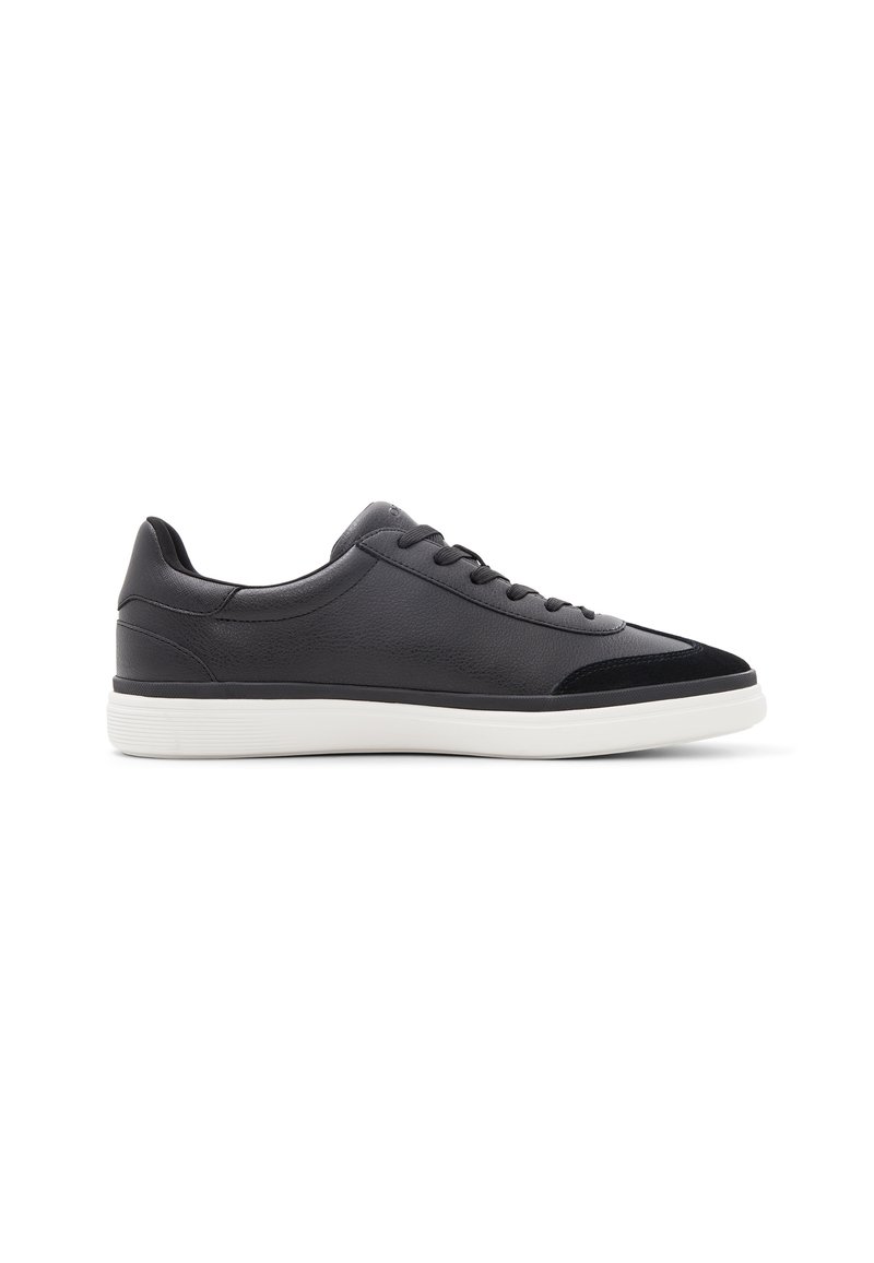 Zapatillas negras con parte superior de cuero, acentos de ante, suela de goma blanca, diseño de cordones y puntera redondeada para un estilo casual.