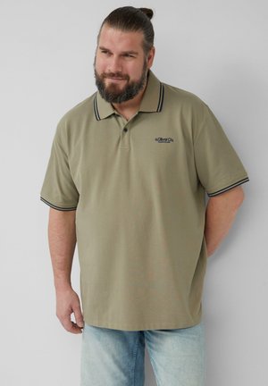 Olivgrünes Poloshirt mit kurzen Ärmeln, kontrastierendem marineblauen Kragen und Ärmelsaum, ausgestattet mit einem Logo auf der Brust. Glattes Baumwollmaterial.