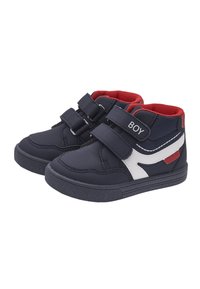 Chaussures mi-hautes navy avec des accents blancs. Elles sont dotées de deux bandes Velcro ajustables, d'une semelle en caoutchouc texturé et d'une doublure intérieure rouge.