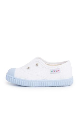 Witte canvas instapschoenen met een lichtblauwe rubberen neuzen en zool. Voorzien van luchtgaten voor ventilatie en een kleurrijk merkje aan de zijkant.