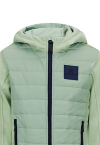 Hellgrüne, wattierte Jacke mit Kapuze, marineblauen Reißverschlüssen und einem marineblauen Logo-Patch auf der linken Brust. Glatte Textur mit gesteppter Optik.