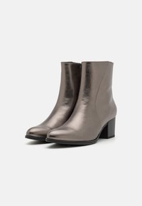 Μεταλλικά γκρι ankle boots με λεία δερμάτινη επιφάνεια, στρογγυλή μύτη και τετράγωνη τακούνι για σταθερότητα. Απλός σχεδιασμός χωρίς διακοσμητικά.