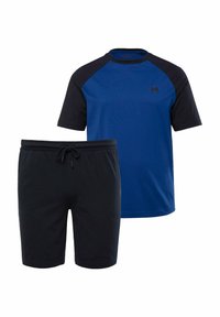 Blå idrottströja med svarta ärmar och logo, tillsammans med svarta shorts med snörning. Tillverkad i bomull, korta ärmar och avslappnad passform.