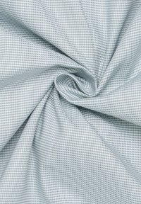 Tessuto azzurro chiaro e bianco con una texture a scacchi, caratterizzato da una finitura liscia e da qualità morbide e fluide.