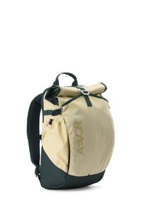 Beige en donkergroene rugzak met oprolbare bovenzijde, voorvak met klep, elastisch zijvak en verstelbare schouderbanden.