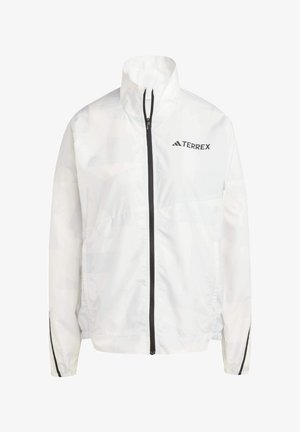 Chaqueta ligera blanca con un alto cuello, cierre de cremallera y detalles en negro. Presenta un sutil patrón geométrico y el logo "TERREX" en el pecho.