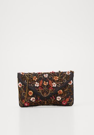 Sort kuvertclutch med indviklet rød, pink og guldfarvet blomsterbroderi og en guldkæde som rem, sat op mod en hvid baggrund.