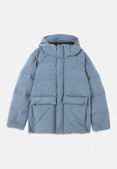 Jachetă puffer de un albastru deschis, cu glugă, având un fermoar frontal, două mari buzunare frontale și o textură netedă, matlasată.