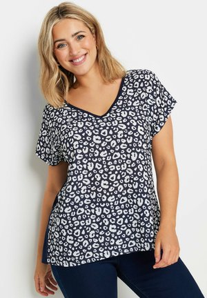 Kortærmet marineblå bluse med hvid leopardprint, v-halsdesign og afslappet pasform; lavet af blødt stof med en let glans.