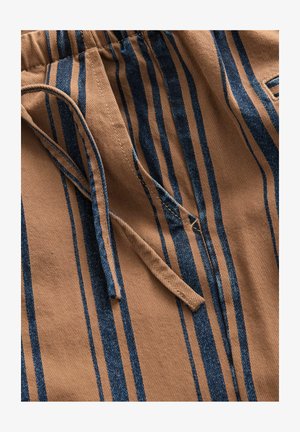 Brun tyg med marinblå vertikala ränder, med dragsko och sömdetaljer. Materialet verkar mjukt med en slät textur.