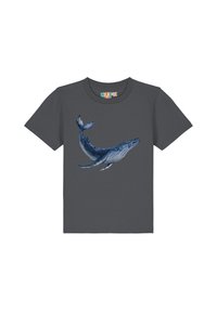 Hematietgrijs T-shirt met een blauwe walvisafbeelding op de voorkant, voorzien van gedetailleerde schubben en vinnen. Korte mouwen en ronde halslijn.