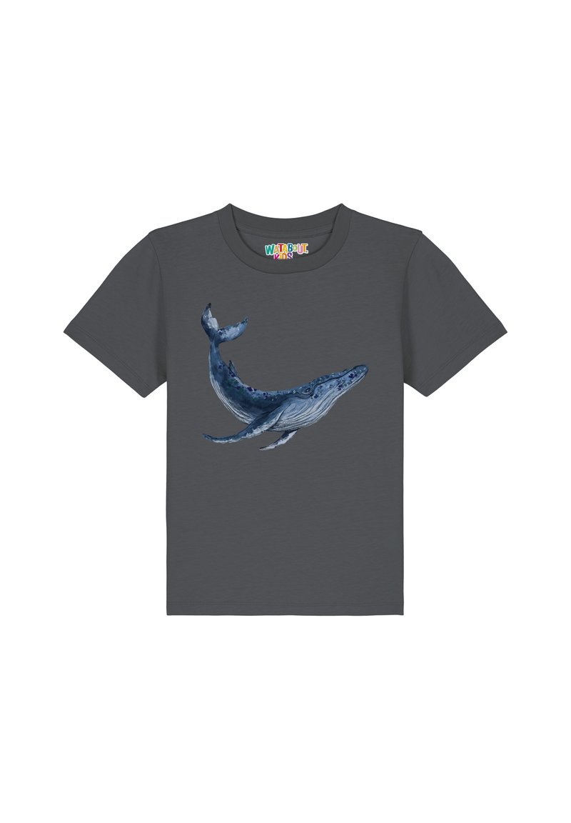 Hematietgrijs T-shirt met een blauwe walvisafbeelding op de voorkant, voorzien van gedetailleerde schubben en vinnen. Korte mouwen en ronde halslijn.