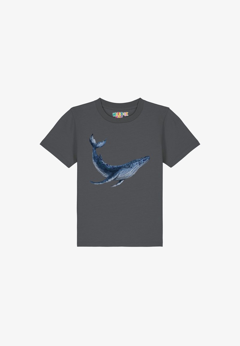 Hematietgrijs T-shirt met een blauwe walvisafbeelding op de voorkant, voorzien van gedetailleerde schubben en vinnen. Korte mouwen en ronde halslijn.