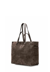 Brązowa zamszowa torba na ramię z dwoma zestawami długich i krótkich uchwytów oraz boczną kieszenią na białym tle.