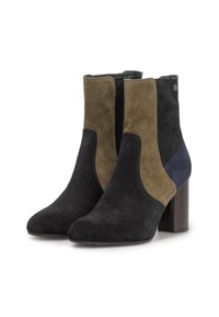 Botas de tobillo de ante que presentan una combinación de paneles en negro, verde oliva y azul marino. Tacón cuadrado y cierre de cremallera lateral.