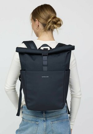 Dunkelblauer Rolltop-Rucksack aus strapazierfähigem Material, mit verstellbaren Trägern, einer Vordertasche und minimalistischer Markenkennzeichnung.