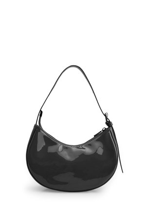 Piccola borsa nera lucida con forma curva, tracolla singola e chiusura con cerniera superiore.