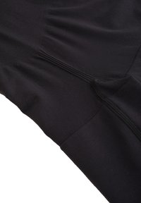 Melnā sporta topa, izgatavota no gludas auduma, ar pielāgotu dizainu, struktūrētām šuvēm un smalkām ručinga detaļām gar sāniem.