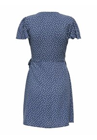 Blå klänning med korta puffärmar, med ett vitt hjärtmönster. Insvept design med knytband vid midjan. Mjuk, lättviktsmaterial.