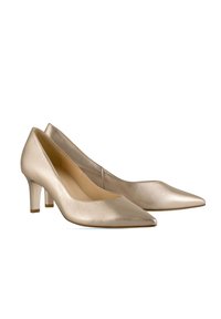Escarpins à bout pointu en cuir métallisé doré, avec une texture lisse et un talon bloc de 7,5 cm. Les découpes sur les côtés renforcent le design élégant.
