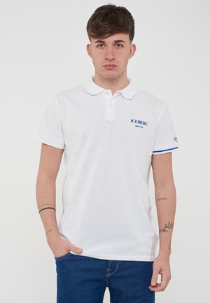 Witte katoenen polo met korte mouwen, voorzien van een blauw logo "ICEBERG" op de linkerborst en gestreepte accenten op de mouwen.