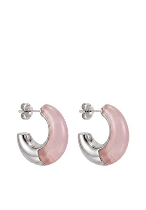 Paar Halbkreis-Ohrringe, die poliertes Silbermetall mit glattem rosa Stein kombinieren, mit Stecker und Schmetterlingsverschluss.
