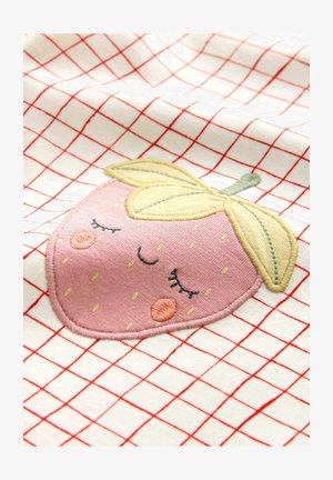 Hímzett rózsaszín eper motívum krémszínű szöveten, piros rácsmintával. Sárga levelekkel, csukott szemekkel és apró rózsaszín arccsipkékkel.