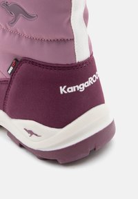 Ljubičasti i bijeli KangaROOS čizmaci s podstavljenim gornjim dijelom, detaljem s logotipom, teksturiranim materijalom i čvrstim gumenim potplatima.