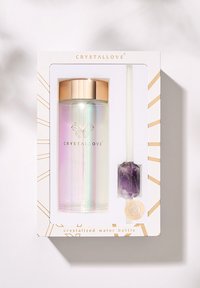 Butelka na wodę Crystallove z kryształowym wykończeniem, iryzującym szk�łem, złotą pokrywką i fioletową słomką kryształową, zapakowana w ozdobne pudełko.