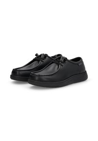Ein Paar schwarze legere Leder Schnürschuhe mit abgerundeten Zehen und gepolsterten Sohlen auf weißem Hintergrund.