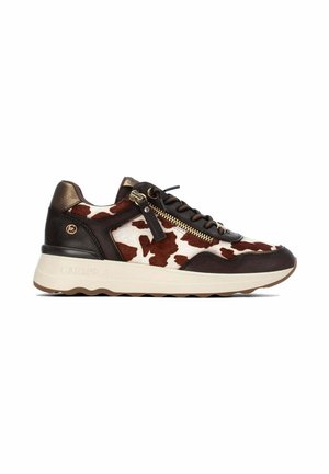 Carmela, ZAPATILLA DE MUJER CON CUÑA - Zapatillas - marron
