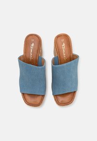 Paire de sandales marron en cuir avec larges brides en tissu bleu et talons compensés en liège, taille 37, marque Tamaris.