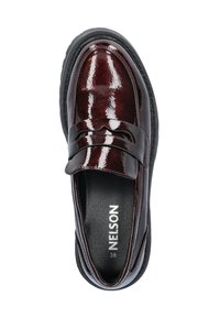 Bordeaux lakschoenen met een strak design, afgeronde vorm en een zwarte rubberen zool. Heeft een decoratieve band over de wreef.