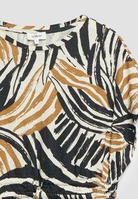 Chemise à manches courtes avec encolure ronde et motif abstrait de coups de pinceau noirs, blancs et marron, marque s.Oliver, taille 36.