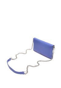 Clutch en simili cuir bleu clair avec une bandoulière en chaîne. Texture lisse, forme rectangulaire, avec un rabat et une poignée en cuir amovible.