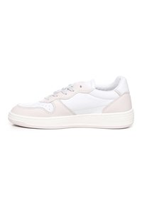 Sneaker bianca e rosa chiaro con parte superiore in pelle liscia, chiusura con lacci, punta arrotondata e dettagli a pannello in contrasto. Suola in gomma.