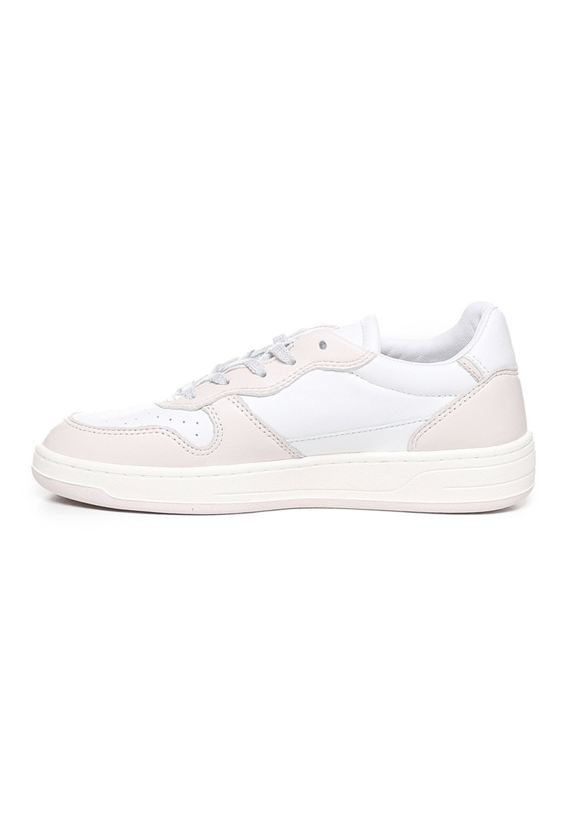 Sneaker bianca e rosa chiaro con parte superiore in pelle liscia, chiusura con lacci, punta arrotondata e dettagli a pannello in contrasto. Suola in gomma.